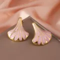 Chic orecchini a ventaglio smaltati rosa placcati oro, eleganti orecchini a lobo di design. - Rosa