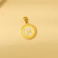 Vergoldeter runder Spitzen-Buchstaben-M-Anhänger mit weißem Emailleschmuck für Retro-Halskette - Emaille Weiß M