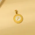 Vintage 18k vergoldeter runder Spitzen-Buchstabe P Anhänger mit weißer Perlmutt-Einlage. - Weiße Emaille P