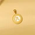 Vintage goldfarbener runder Buchstabe R Anhänger mit weißer Perlmutt Einlage für Kette. - Weiße Emaille R