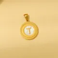 Goldfarbene runde Buchstabe T Anhänger Halskette mit Perlmutt Einlage und Spitzenrand. - Weiße Emaille T