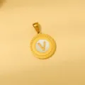 Vintage vergoldeter runder Buchstabe V Anhänger mit Perlmutt und filigranem Rautenrand. - Weiße Emaille V