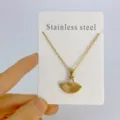 Collana con ciondolo a ventaglio in acciaio inossidabile e pietra naturale, gioielli donna - Bianco