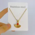 Vue détaillée du collier éventail en acier titane délicat avec pierre rouge, bijou élégant. - Rouge