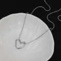 Collana con ciondolo a cuore cavo argentato, variante di catena clavicolare minimalista. - Catena a serpente argentata