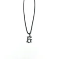 Collana con ciondolo lettera gotica nera stile streetwear in acciaio inox per donne. - Nero