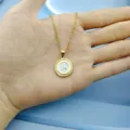 Collana con ciondolo a lettera rotonda in oro vintage con smalto bianco, bel regalo di gioielli. - Lettera A / Bianco