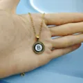 Collana con ciondolo lettera B in oro 18k stile vintage, smalto bianco e bordo tortile. - Lettera B / Bianco