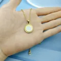 Collana con ciondolo rotondo dorato con smalto bianco e lettera C per donne e uomini. - Lettera C / Bianco