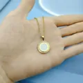 Collana con ciondolo lettera D in oro e smalto bianco, variante catena stile vintage. - Lettera D / Bianco