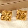 Orecchini in acciaio titanio conchiglia dorata esagerata, design quadrato unico ed elegante. - Orecchini a Bottone Quadrati (MIOU-166)