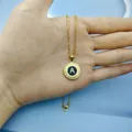 Vintage 18k epichryso kolié me stroggyló gramma A kai maúro smalto elegantes. - Γράμμα A / Μαύρο