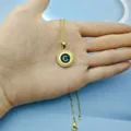 Vintage 18K Επιχρυσωμένο Κολιέ με Κρεμαστό Γράμμα C, Μαύρο Σμάλτο και Στριφτό Σχέδιο - Γράμμα C / Μαύρο