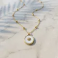 Collana con ciondolo a conchiglia dorata, catenina stile oceano gioielli donna. - Conchiglia
