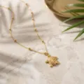 Collana con ciondolo a tartaruga dorata con catena di perline, gioiello marino elegante. - Tartaruga marina