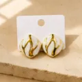 Orecchini geometrici chic con montatura bagnata d'oro e finitura in smalto bianco per donne. - Quadrilatero bianco