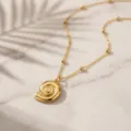 Elegante collana con ciondolo a conchiglia dorata e catenina di perle, stile mare. - Conchiglia