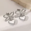 Gros plan de boucles d'oreilles nœud cœur argentées, design élégant pour femmes tous les jours - Boucles d'Oreilles Seules / Argent