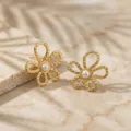 Orecchini a fiore cavo in acciaio inossidabile dorato con perla in stile variante. - Fiore-4