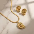 Set collana e orecchini a conchiglia dorati, variante elegante gioiello stile vacanza. - Conchiglia