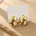 Orecchini geometrici irregolari placcati in oro con un elegante accento bianco chic. - Forma di pietra bianca