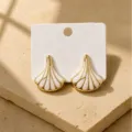 Orecchini a lobo geometrici in ceramica bianca placcati in oro, gioielli eleganti donna. - Foglia di Ginkgo Bianca
