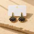 Orecchini a lobo geometrici a ventaglio in smalto nero placcato oro variante su carta. - Foglia di Ginkgo Nera