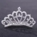 Détail rapproché du peigne à cheveux diadème en strass étincelant, accessoire de mariée argenté. - Argent Diamant Blanc