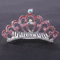 Gros plan détaillé d'un peigne à cheveux couronne en strass rose scintillant, accessoire élégant. - Argent Rose