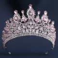 Nahaufnahme der luxuriösen rosa Strass Braut Tiara Kristall Krone glitzernder Kopfschmuck - Silber weißer Strass mit hellrosa Kristall
