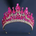 Kristall Tiara Detail mit funkelnden rosa Strasssteinen und edlem goldfarbenem Metall. - KC Gold Klar & Rosenroter Strass