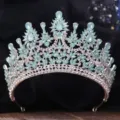 Detailansicht einer luxuriösen Barock-Tiara mit hellblauen Strasssteinen und silberner Basis. - Dickes Silber Weißer und Grüner Strass
