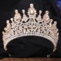 Detailaufnahme der luxuriösen Barock Brauttiara mit funkelnden Champagner Strasssteinen. - Dickes Silber mit weißen & champagnerfarbenen Strasssteinen