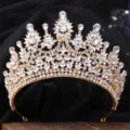 Atemberaubende goldene Brautkrone mit funkelnden klaren Strasssteinen im Barockdesign. - KC Gold Weißer Strass