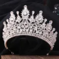 Atemberaubende Braut Kristall Tiara Detailaufnahme, funkelnde Strasssteine und silbernes Design. - Dickes Silber Weißer Strass
