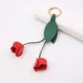 Dettaglio portachiavi tulipano in pelle fatto a mano, grazioso ciondolo per borsa. - Rosso Brillante