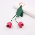 Portachiavi a tulipano in pelle fatto a mano, con graziosi fiori rosa e foglie verdi. - Rosso rosa