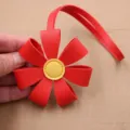 Κρεμαστό τσάντας μαργαρίτα από κόκκινο δέρμα μπρελόκ αξεσουάρ λεπτομερής άποψη κοντινό - Κόκκινο