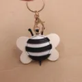 Süßer 3D Bienen Leder Schlüsselanhänger und Taschenanhänger mit goldenen Metall Accessoires. - Bienen-Schlüsselanhänger / Weiß