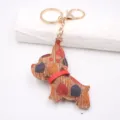 Gros plan détaillé du porte-clés bouledogue français en liège mignon avec des ferrures dorées. - Couleur De Feuille