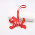 Rotes Leder süßer Hund Tasche Anhänger Detailansicht mit rosa Streifen und Aufhängeschlaufe. - Hochrot