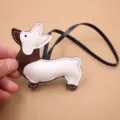 Χαριτωμένο δερμάτινο τσάντα γούρι σκύλος Corgi κουτάβι με μαύρο λουράκι αξεσουάρ - Κρεμαστό κουτάβι κόργκι / Σκούρο καφέ και λευκό πρόσωπο