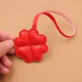 Pendentif de sac en cuir rouge trèfle à quatre feuilles lanière accessoire détail. - Rouge