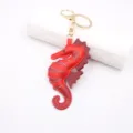 Schattige lederen zeepaardje sleutelhanger hanger, cartoon zeedier tas accessoire en autosleutelring. - Rood