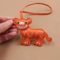Ciondolo per borsa tigre in pelle arancione con dettagli ricamati squisiti e pratico cinturino. - Arancione