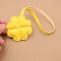 Pendentif de sac porte-clés en cuir jaune motif trèfle à quatre feuilles accessoire mode - Jaune