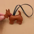 Colgante de bolso de perro terrier escocés de cuero marrón con collar rojo y correa. - Café