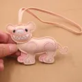 Carino ciondolo per borsa in pelle di tigre ricamato, pendente animale cartone animato rosa. - Rosa