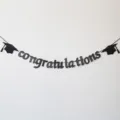 Détail de bannière noire brillante pour remise de diplôme avec texte et chapeaux. - Bannière de remise des diplômes et chapeau à paillettes noires