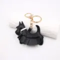 Vue détaillée d'un porte-clés chien Scottie en cuir noir avec belle jupe à franges. - Forme de Chien à Gland / Noir